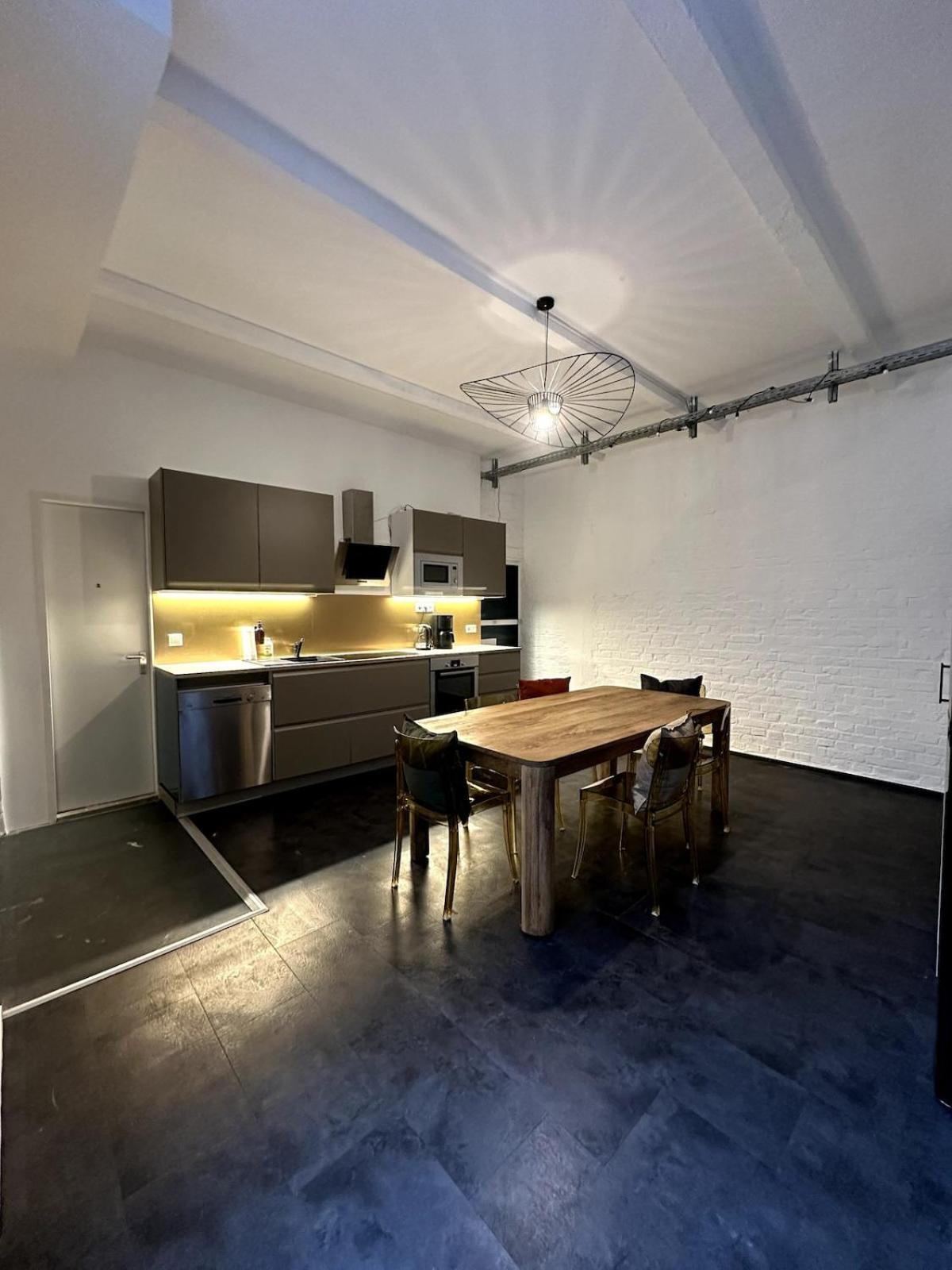 Elegant Gray In Vibrant Area 2 Appartement