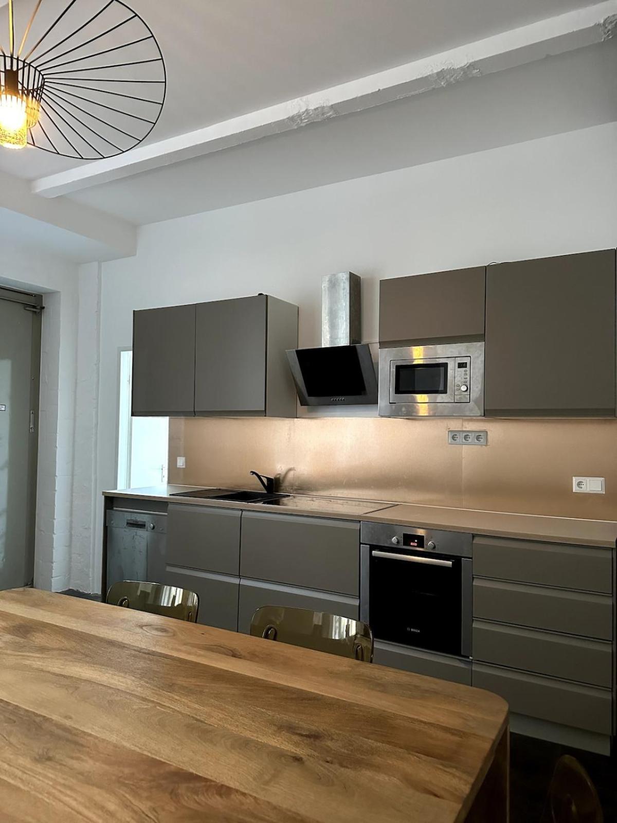 Elegant Gray In Vibrant Area 2 Appartement